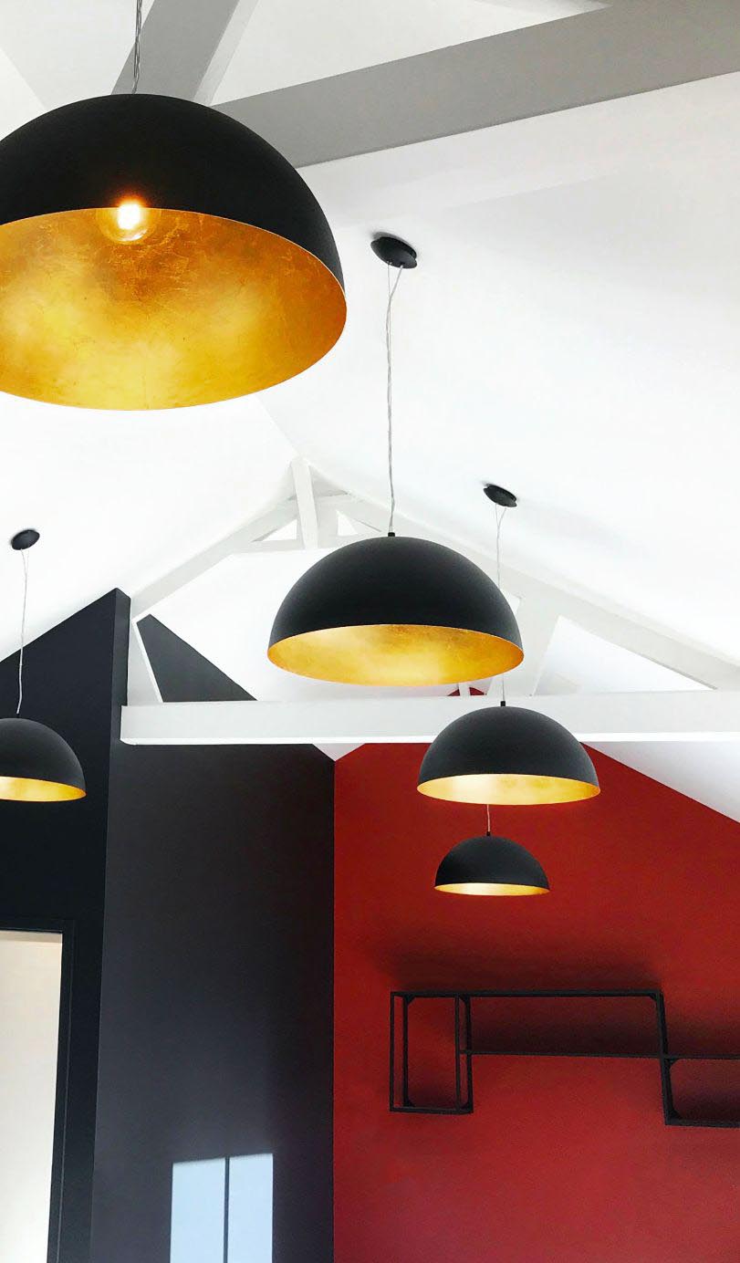 Lampadaires dorés devant sous un plafond avec des murs rouges et noirs