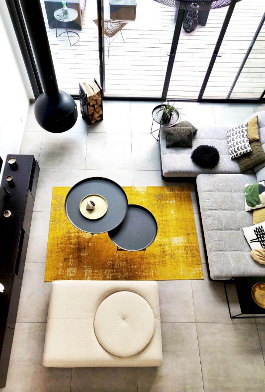 Vue de haut d'une maison d'architecte au tapis doré